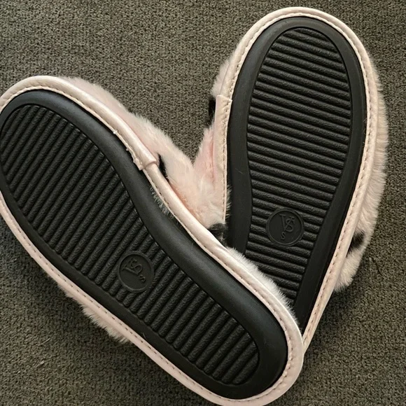 NWT VICTORIA’S SECRET SLIPPERS - Picture 2 of 3